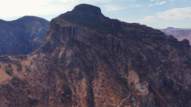 Mirador del gallego, camino cerucahui a urique en la sierra tarahumara, viaje de turismo en barrancas del cobre por el chepe en la sierra tarahumara de Chihuahua