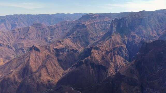 Mirador del gallego, camino cerucahui a urique en la sierra tarahumara, viaje de turismo en barrancas del cobre por el chepe en la sierra tarahumara de Chihuahua