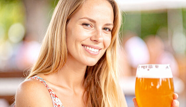 Frau im Biergarten