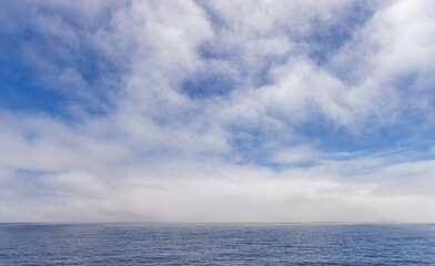 Obraz premium Blue Sky Over the Pacific Ocean With Clouds and Calm Waters