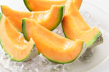 畑で収穫した新鮮で甘く美味しいメロン