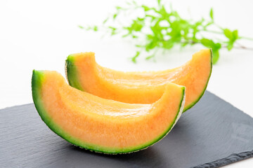 畑で収穫した新鮮で甘く美味しいメロン