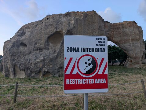 danger restricted area penado furado