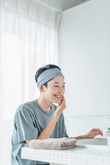 スキンケアをする若い男性