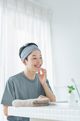 スキンケアをする若い男性