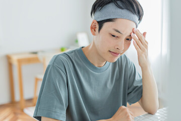 Fototapeta premium 肌荒れを気にする若い男性