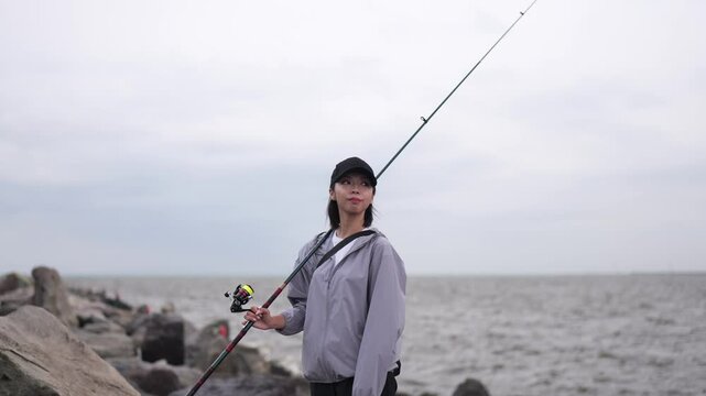 海釣りをする女性のポートレート