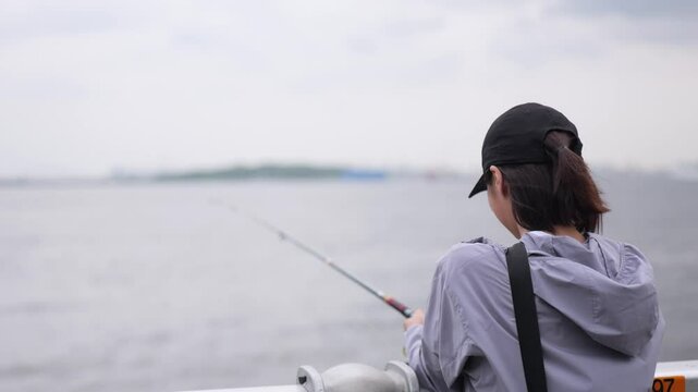 海釣りをする女性