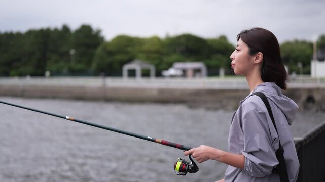 海釣りをする女性のサイドショット