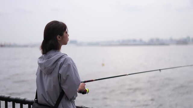 海釣りをする女性