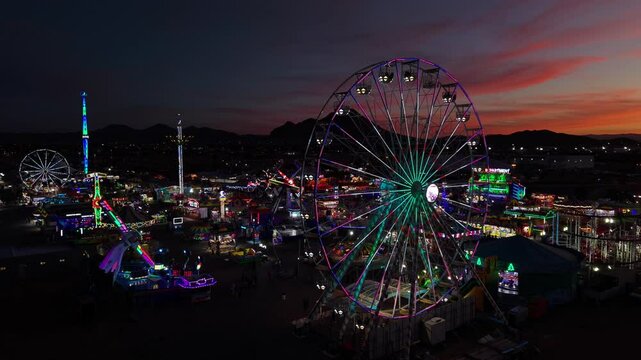 Feria de santa rita en ciudad Chihuahua en el atardecer, cerros y monta&ntilde;as de la ciudad