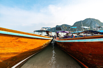 Naklejka premium Background of longtail boats on the seashore of Phi Phi Island, Thailand