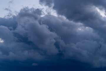 ダイナミックな曇り空