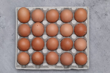 Papierowa składanka wypełniona kurzymi jajkami z wolnego wybiegu, jaja kurze  © Paweł Kacperek