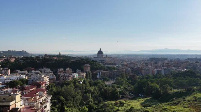 Primopiano sulla cupola di San Pietro a Roma. Italia.
Vista aerea, della Basilica e sullo sfondo la citt&agrave; di Roma.