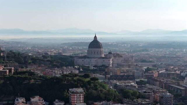 Primopiano sulla cupola di San Pietro a Roma. Italia.
Vista aerea, della Basilica e sullo sfondo la citt&agrave; di Roma.