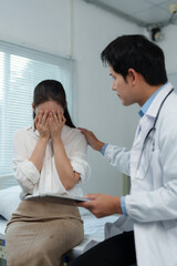 Obraz premium Doctor comforting crying patient in hospital room