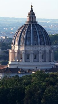 Primopiano sulla cupola di San Pietro a Roma. Italia.
Vista aerea, della Basilica e sullo sfondo la citt&agrave; di Roma.