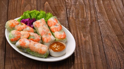 Gỏi cuốn, Vietnamese spring rolls, summer spring rolls, or salad spring rolls, a traditional dish in Vietnamese cuisine consisting of chicken, shrimp, vegetables, bún, and other ingredients wrapped in