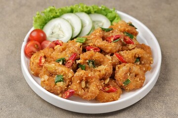 Cumi Saus Telur Asin. Squid with salted egg sauce is one of the favorite menus of seafood restaurants. Given salted egg yolk sauce with a mixture of chilies, the taste is savory and spicy.