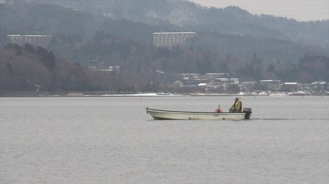 barque sur le lac devant le mont Fuji