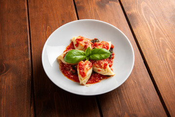 Culurgionis ogliastrini, tradizionale pasta sarda ripiena con patate, pecorino e menta e condita con sugo 
