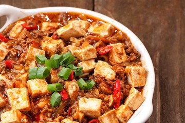 Mapo Tofu or Mapo Doufu is a typical Sichuan dish that is famous for its combination of soft tofu, minced meat and typical spicy spices such as doubanjiang and Sichuan pepper