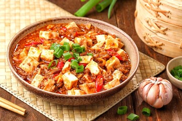 Mapo Tofu or Mapo Doufu is a typical Sichuan dish that is famous for its combination of soft tofu, minced meat and typical spicy spices such as doubanjiang and Sichuan pepper
