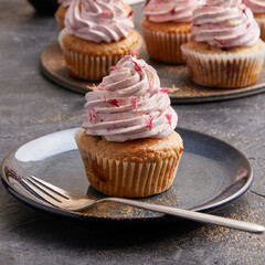 Cupcake mit Brombeeren