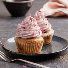 Cupcake mit Brombeeren