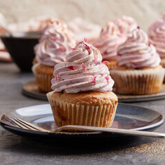 Cupcake mit Brombeeren