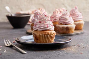 Cupcake mit Brombeeren