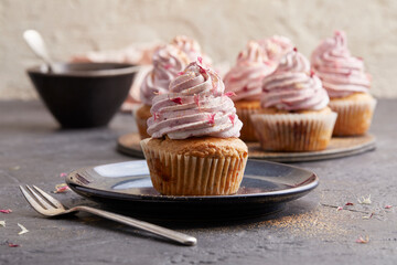 Cupcake mit Brombeeren