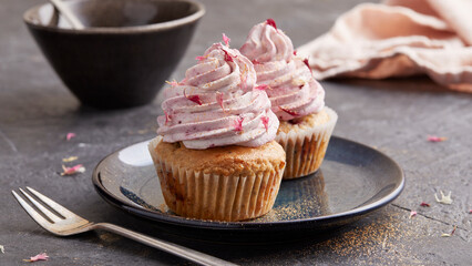 Cupcake mit Brombeeren
