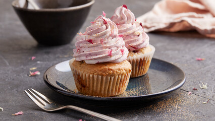 Cupcake mit Brombeeren