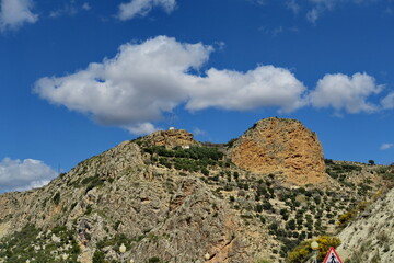 Montagnes et nuages blancs, ciel bleu.