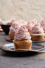 Cupcake mit Brombeeren