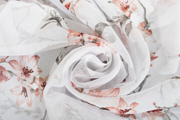 The fabric is rolled up with a rose. A canvas of fine tulle a rosette.