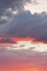 Ciel et nuages colorés au coucher de soleil