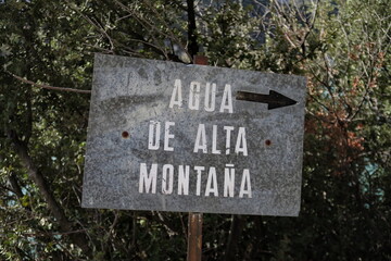 Agua de Alta Montaña. (eau de haute montagne). Panneau en espagnol, 
