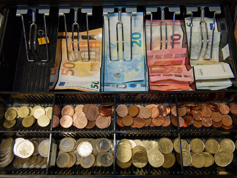 tiroir caisse d'un commerce en France avec des billets et des pi&egrave;ces d'euros
