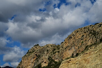 Montagnes et nuages blancs, ciel bleu.