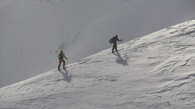 Randonn&eacute; &agrave; ski au japon sous neige scintillante 