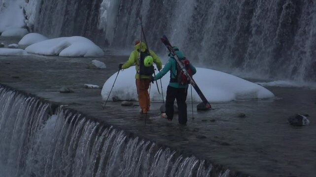 Travers&eacute; d'un skieur barrage d'eau au japon
