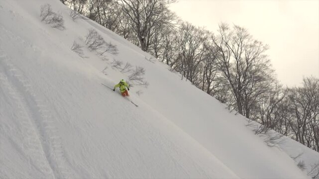Virage poudreuse profonde t&eacute;l&eacute;mark au japon