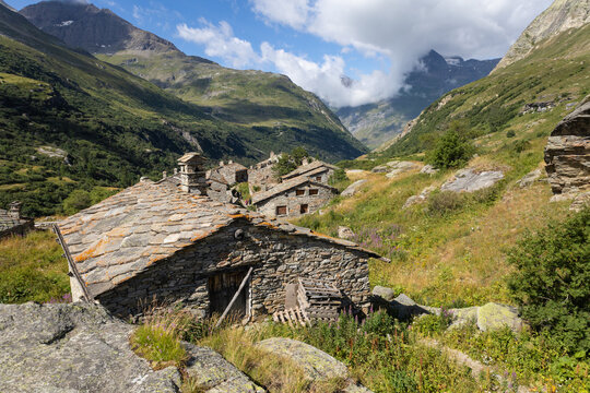 Le hameau de l&rsquo;Ecot, &agrave; Bonneval sur Arc en Savoie dans les Alpes en France repr&eacute;sente un tr&eacute;sor de l&rsquo;authenticit&eacute; montagnarde pr&eacute;serv&eacute;e, avec ses vieilles pierres et ses toits de lauzes.