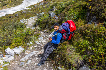 Rastender Sherpa Träger in der Nähe der Ortschaft Kangpachen auf dem Weg zum Basislager des...