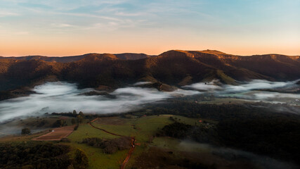 Vista aérea do amanhecer com as montanhas e céu azul