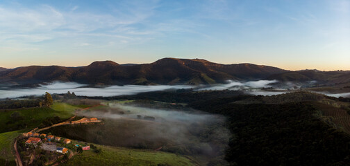 Vista aérea do amanhecer com as montanhas