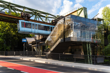 Eine Schwebebahn fährt in die Haltestelle Loher Brücke in Wuppertal, Deutschland